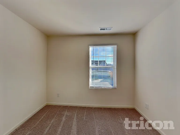 130 Lynnridge Dr — Photo 11
