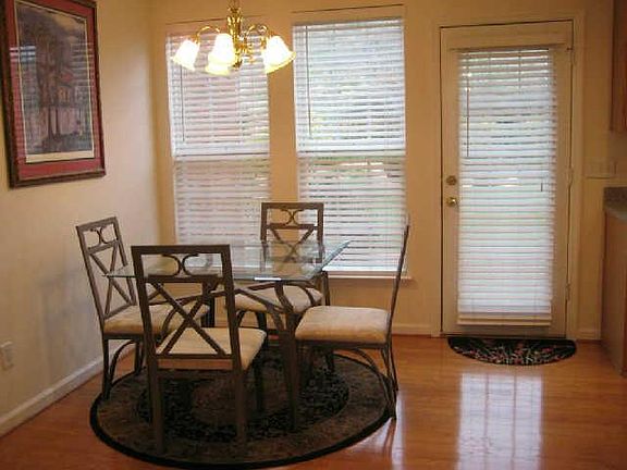 Sunny Breakfast Nook/beautiful floors