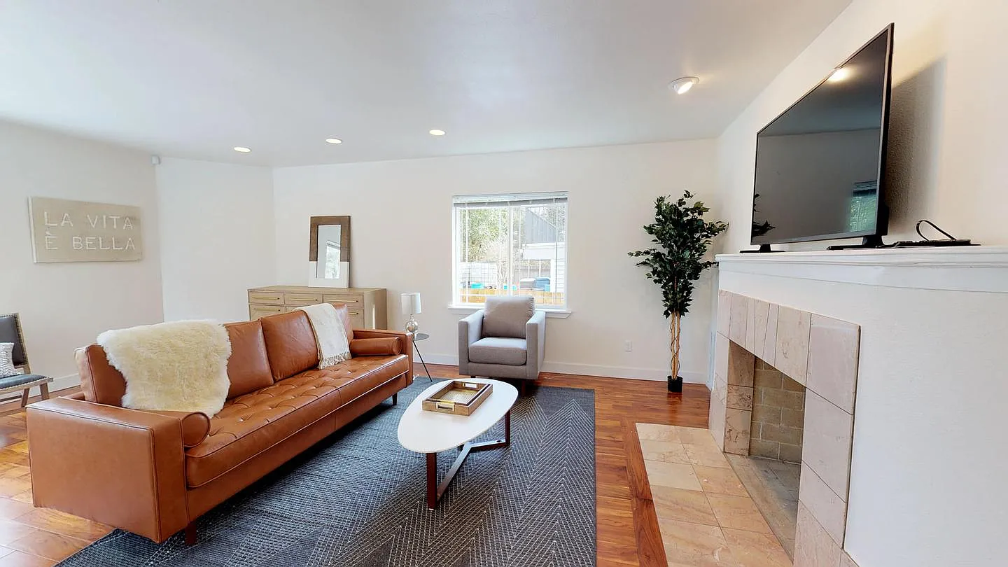 Private Bedroom in Sunny North Beacon Hill Home With Spacious Backyard — Photo 1