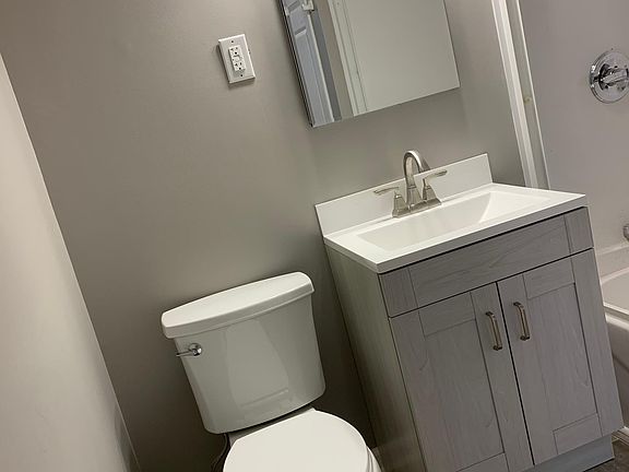 Gorgeous full bath with tub/shower