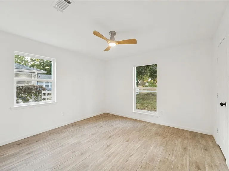 5411 Logston Ln — Photo 21