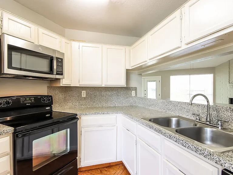 5210 Kristen Ct — Photo 7