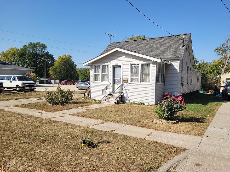 2nd image of 207 1st St NE