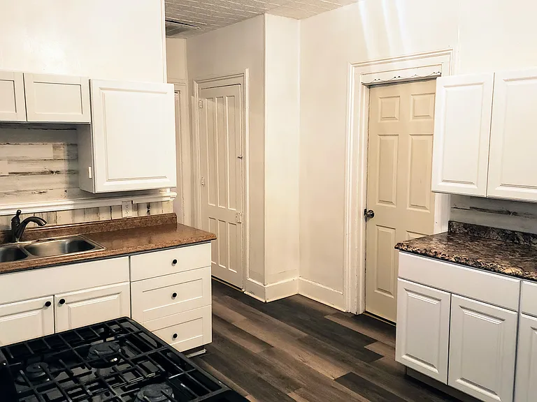28 Douw St #2 — Photo 1