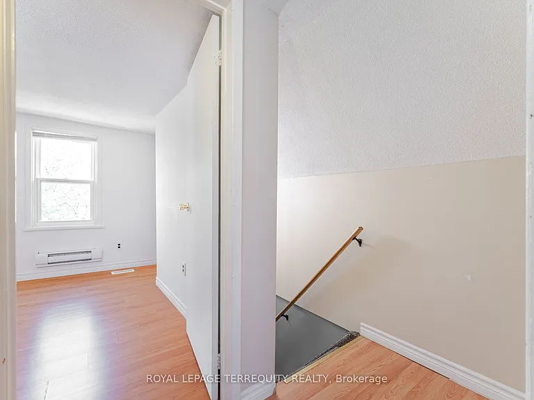 16 Royal Ave — Photo 24