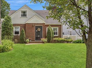 46 Maple Dr, New Hyde Park, NY 11040