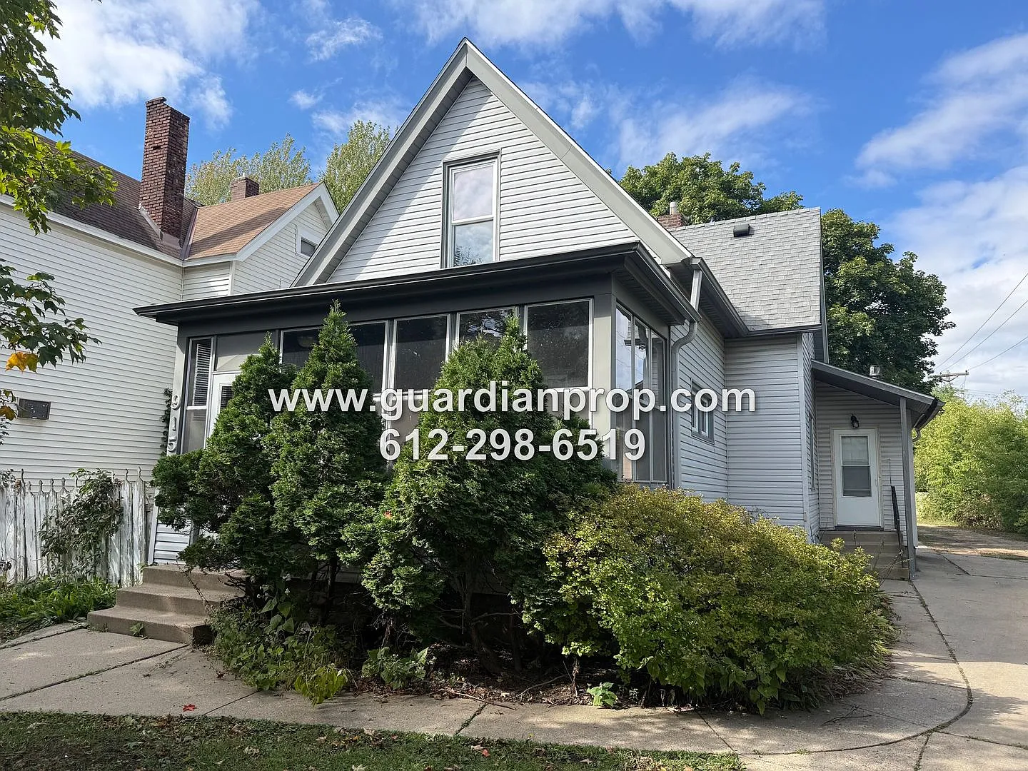 Large House in Hamline Midway Available Now, New Carpet/Flooring, Sunroom w/Fireplace — Photo 1