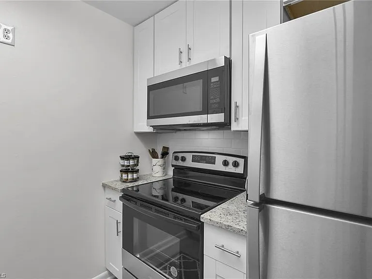 3225 E Riverside Dr — Photo 9