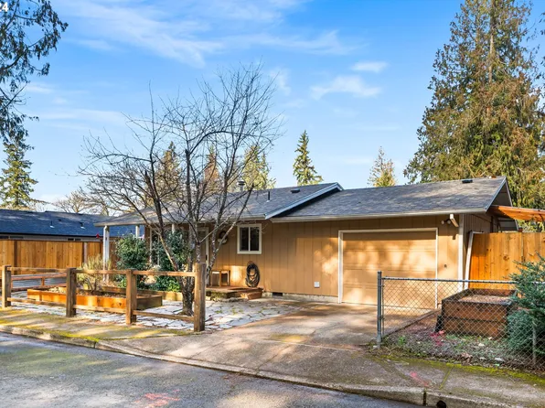 541 SW Lake Shore Dr, Estacada, OR 97023
