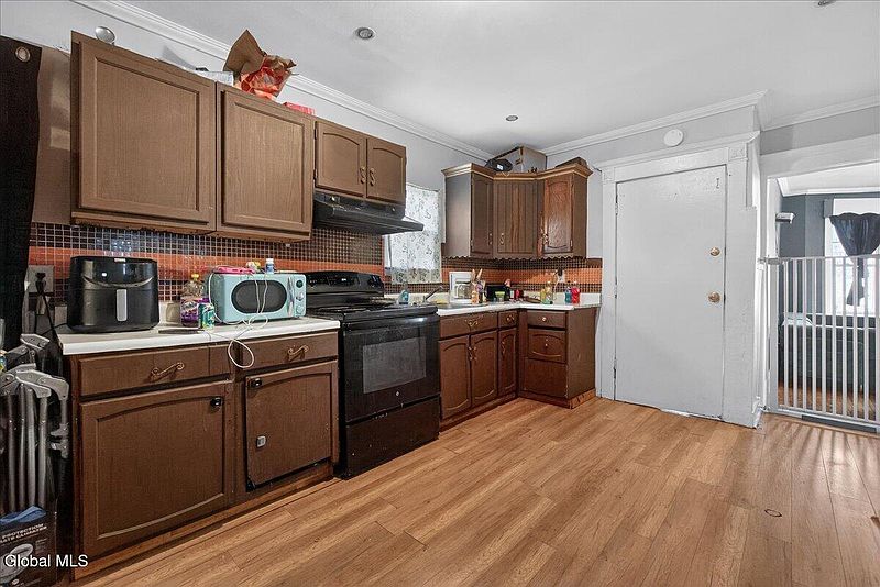 4th image of 912-914 Cutler Street