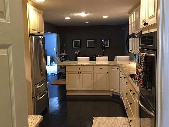2nd image of 553 Royal Crst
