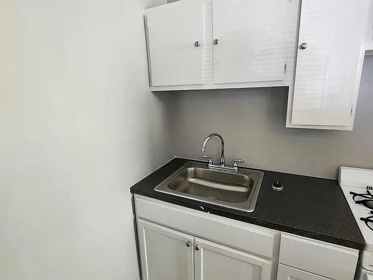 929 4th Ave #2 — Photo 3