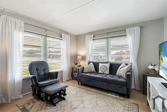 2 bed, 832 sqft, $1,395 — Photo 2
