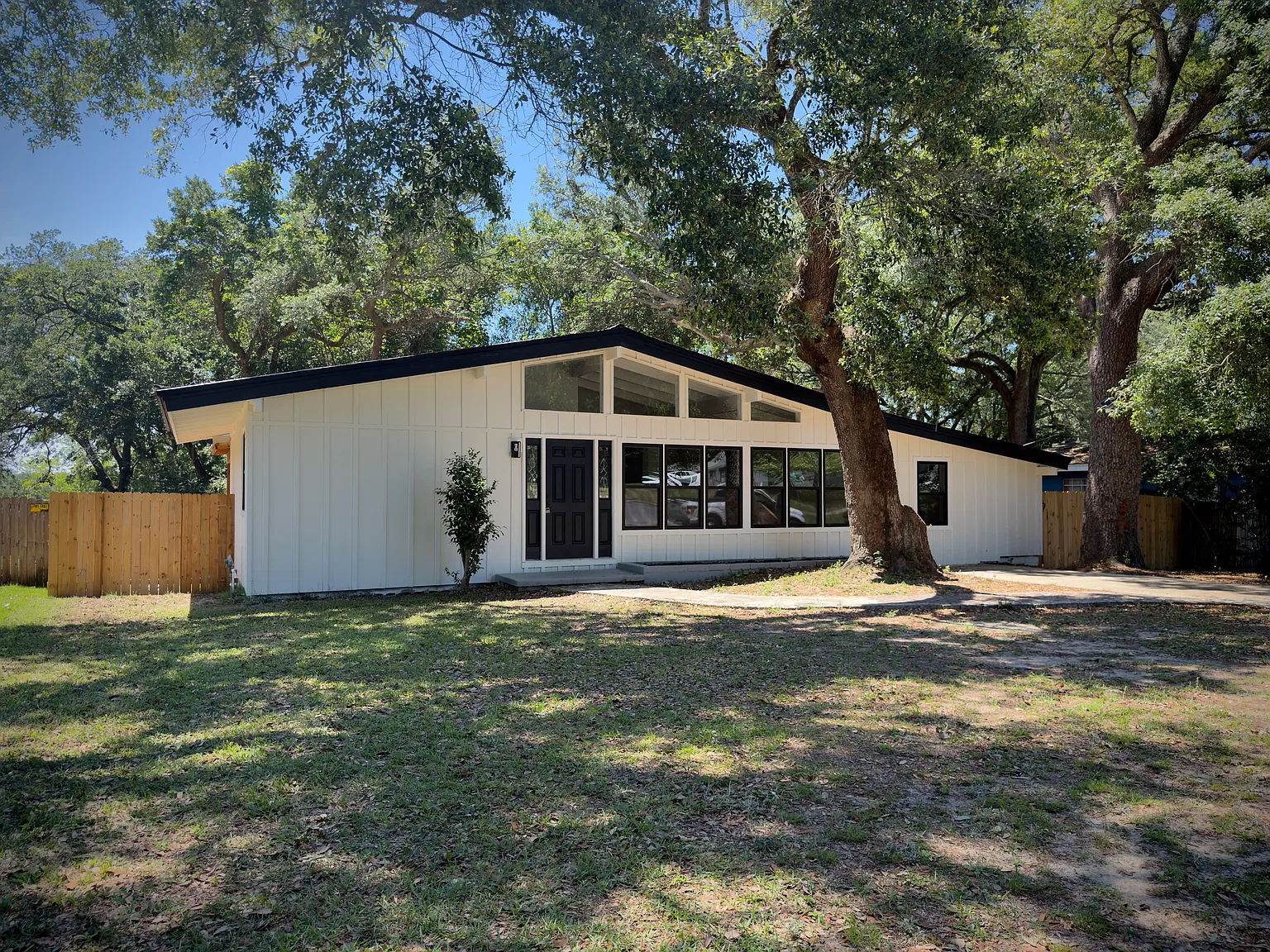 5 bed, 1556 sqft, $2,100 — Photo 2
