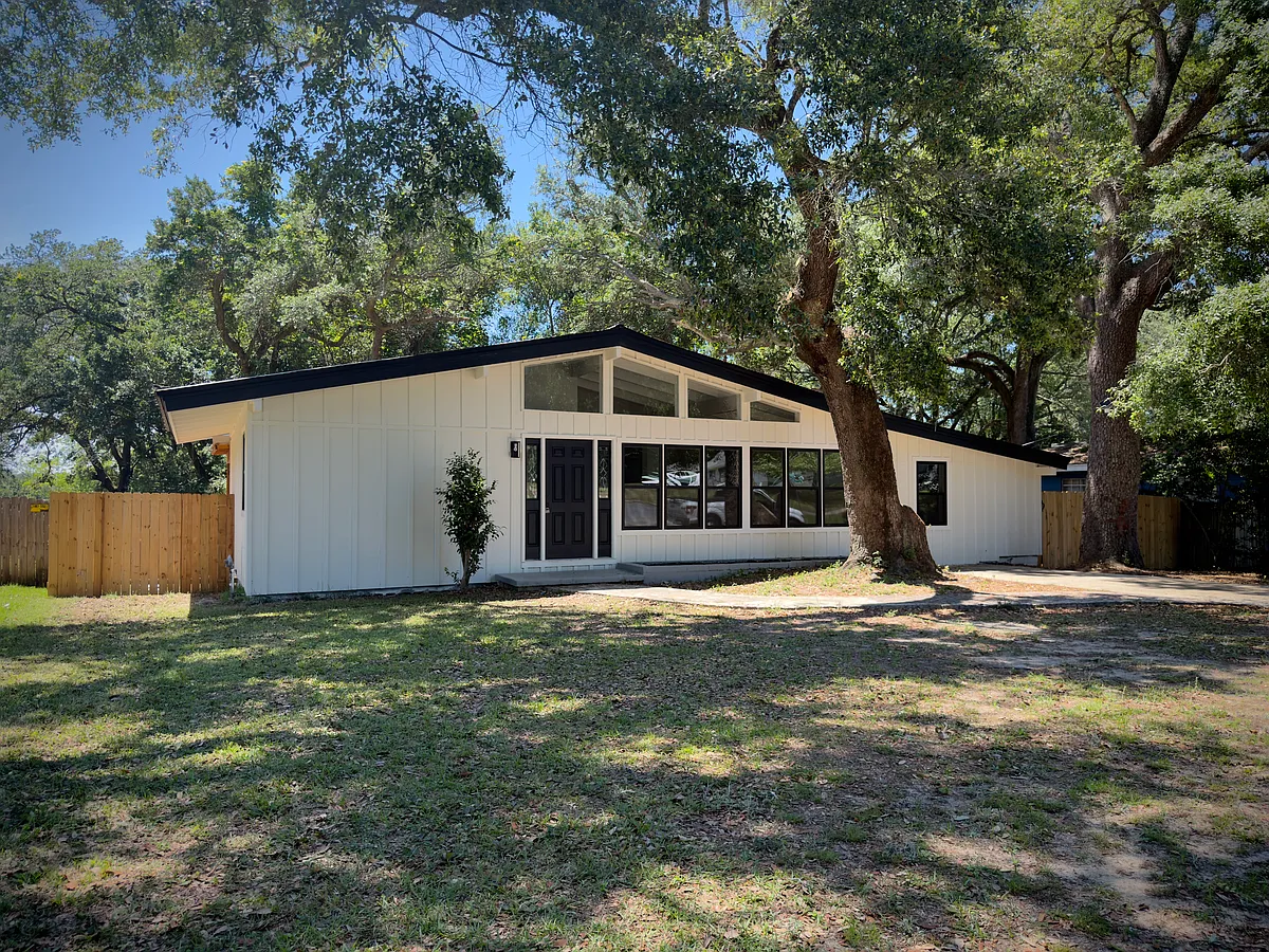 Building Photo - 5609 Fairview Dr