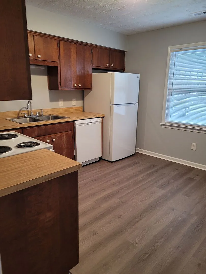 2 Bedroom, 1 bath apartment - Downstairs Unit — Photo 4