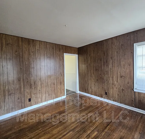 528 S Glendale St — Photo 2