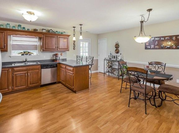 4th image of 8459 Midwestern Dr