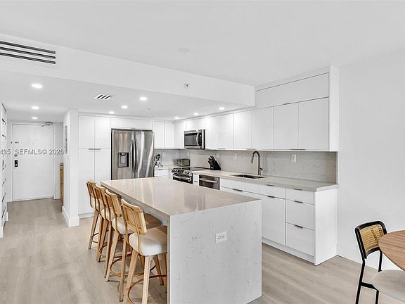 5th image of 2625 Collins Ave APT 1109