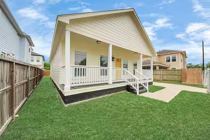 3 bed, 2.0 bath, 1680 sqft, $2,995 — Photo 3
