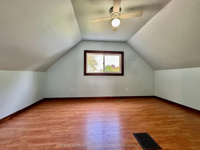 282 E 18th St #UPPER — Photo 10