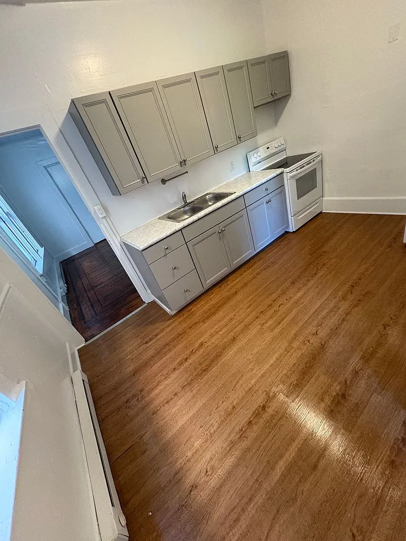 1st Floor 1 Bedroom Near Fairgrounds, Yard-York City — Photo 4
