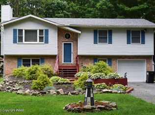 220 Scotch Pine Dr, Pocono Summit, PA