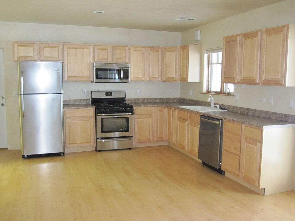 3BR/2.5 bath; new appliances