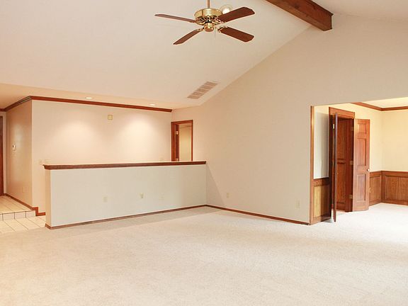 New Carpet, tile and paint throughout!