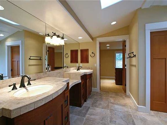 2nd image of 725 Seabright Ln