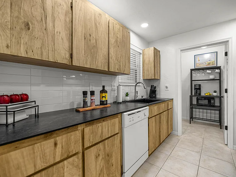 791 E Hartford St #1A — Photo 8