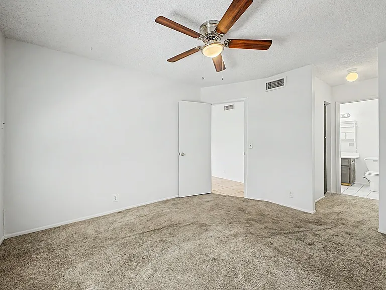 Beautiful Beck Ln Fourplex — Photo 16