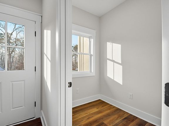 5th image of 214 Giles St