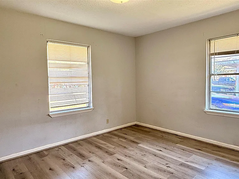 10502 Ambursen St — Photo 9