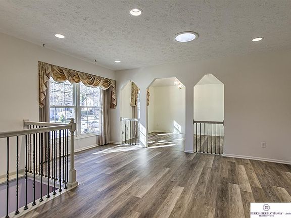 3rd image of 15333 Davenport Cir