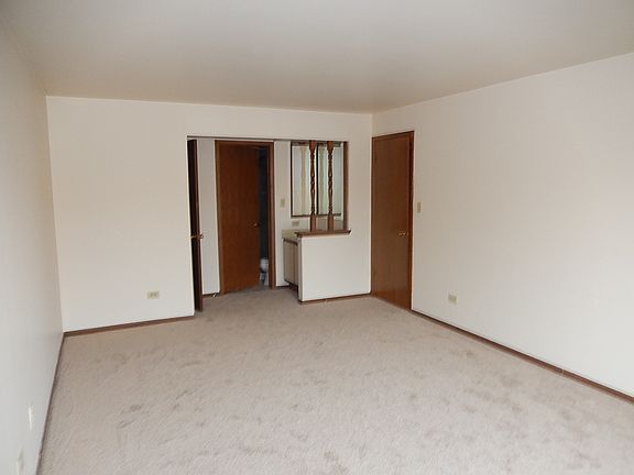 5th image of 805 Oakton St