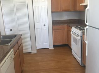 2010 Farmington Lakes Dr APT 8, Oswego, IL 60543