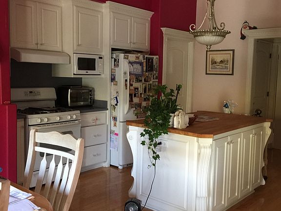 Kit w/butcher block island 