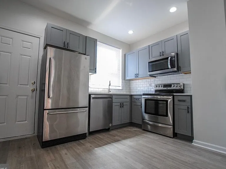 2727 E Monument St — Photo 9