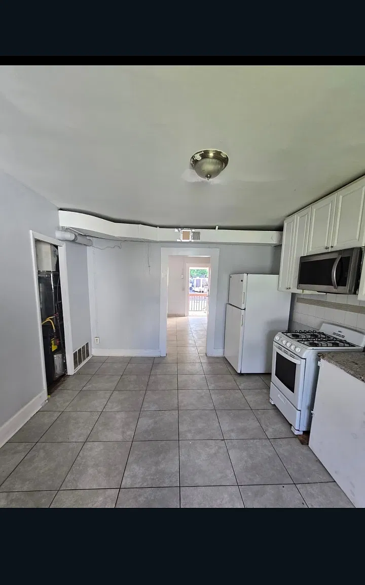 3 bed, $2,200 — Photo 1