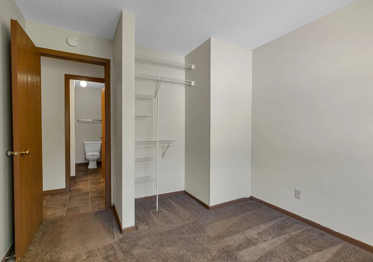 131 E Cedar St — Photo 3