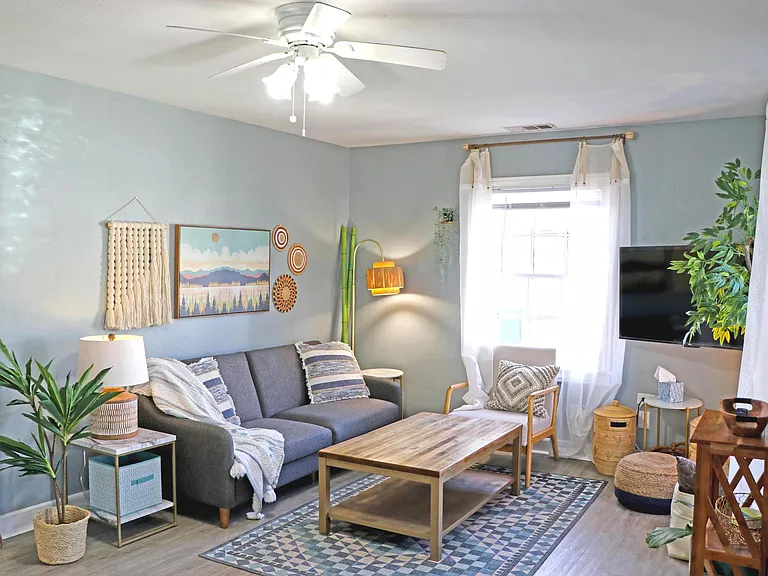 2321 Lyle Ave — Photo 3
