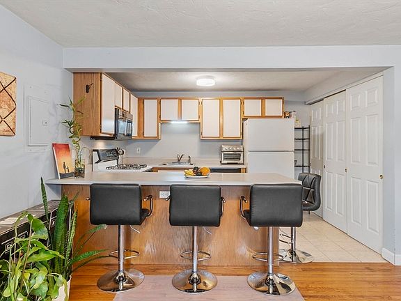 4th image of 360 Littleton Rd Unit D8