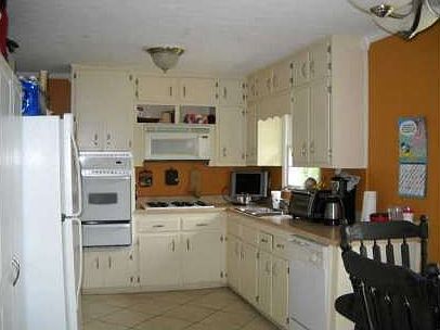2nd image of 865 Castlewood Dr