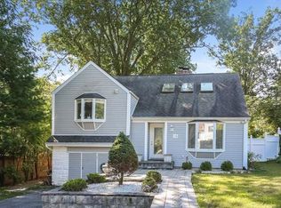 28 Woods End Ln, Hartsdale, NY 10530