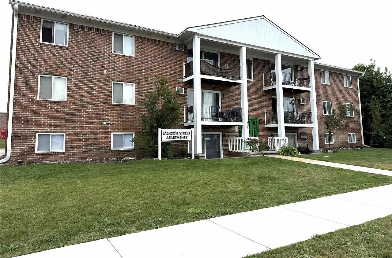 2 bed, 1.0 bath, 840 sqft, $1,800 — Photo 1