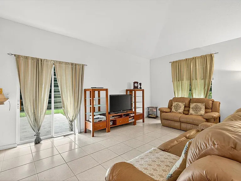 1058 SW Locke Ave — Photo 19