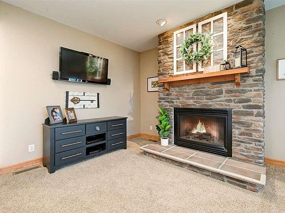 5th image of 1070 Deer Valley Dr