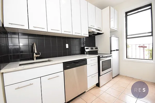 Rented by RES New York | media 24