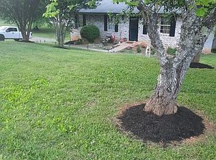 1414 Windsor Dr, Dandridge, TN 37725